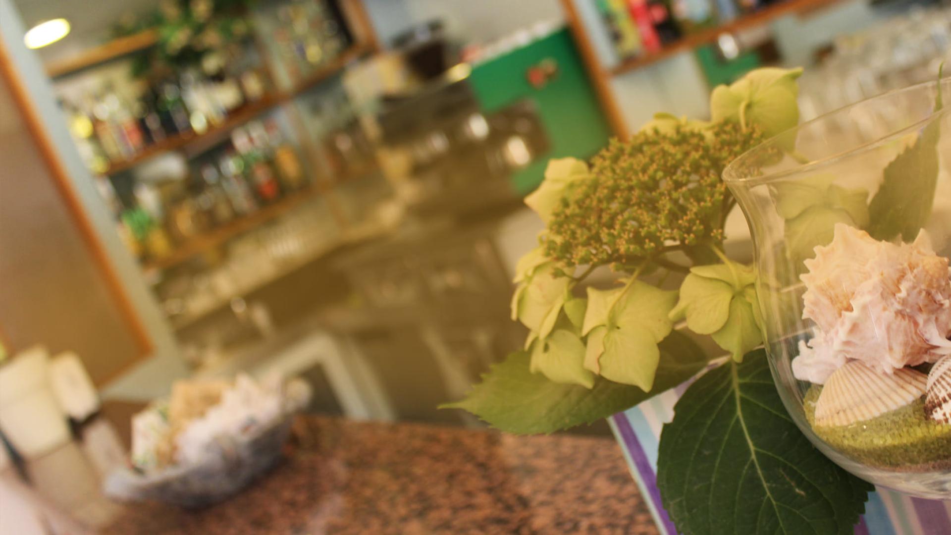 Decorazione con conchiglie in un bicchiere su un bancone di un bar elegante.