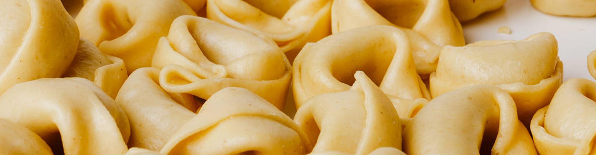 Tortellini freschi pronti da cuocere, tipica pasta ripiena italiana.