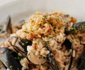 Risotto ai frutti di mare con cozze, vongole e prezzemolo fresco.